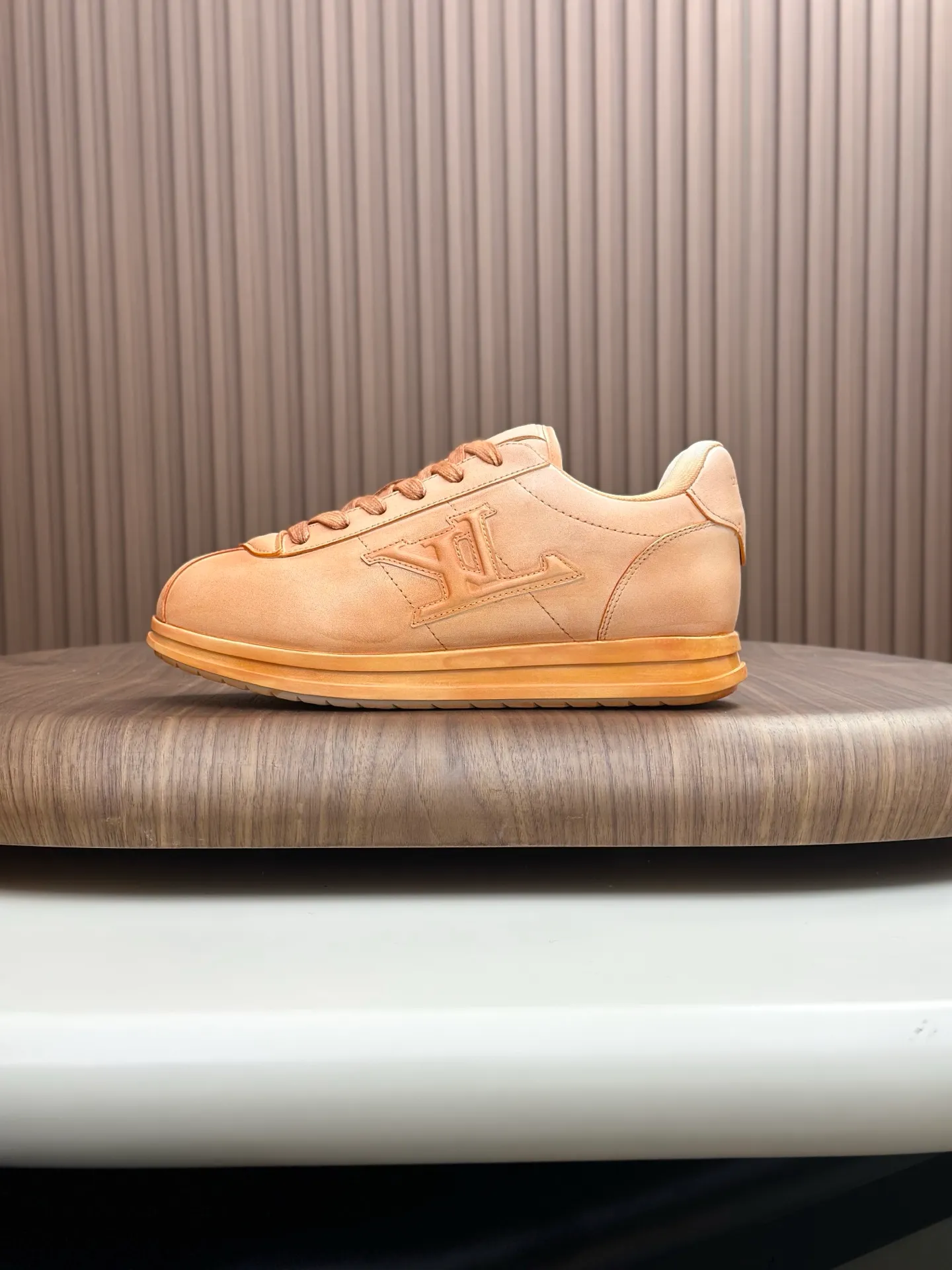 💰800💰Full package💰Top version Washed LV-Louis Vuitton-Classic catwalk new style 1:1 developed replica of the original version! ! The upper foot is very comfortable. It is made of luxurious materials, washed with fine workmanship, and the midsole is printed with English letters "Made in Europe." The upper is made of calfskin imported from Italy. The side is decorated with the brand's LOGO and signature. The latest latex foot pads and mesh lining make the foot feel super comfortable. The original two-color TPU combination outsole is specially provided by the original factory. Bag technology Goodyear stitched edges Fabric: Exclusive custom first-layer cowhide Accessories: Exclusive private model Vuitton logo, lining: Customized silk mesh lining - first-layer silk cowhide lining Outsole: TPU combination outsole wear-resistant, non-slip and anti-yellowing Foot pads: new latex pads-mesh sweat-absorbent Counter technology: fully computerized sewing machine wire drawing Toe box back cover Hot and cold shaping Full set of pull-top last with medium and low logo pattern Counter packaging - Shoelaces, certificates, cards, instructions, certificates of quality, dust bags, the most comprehensive packaging on the Internet, men's sizes 39-44 (38/45 custom-made, non-refundable!